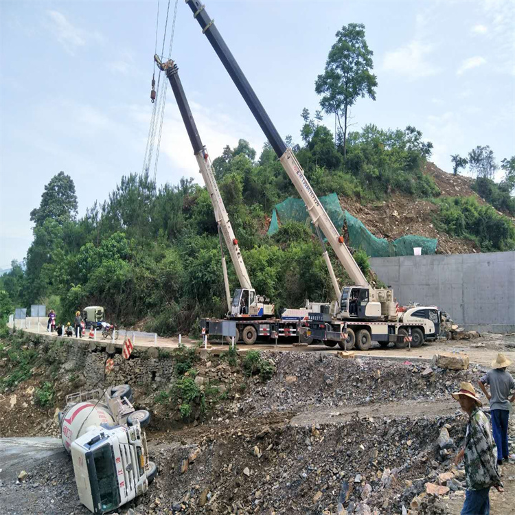 金牛汽车掉沟里叫吊车救援要多少钱