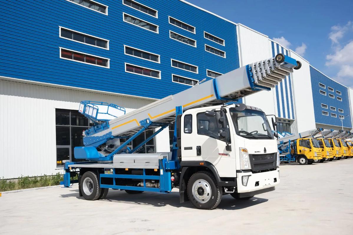 金牛出租云梯车高空作业车 建筑垃圾搬运